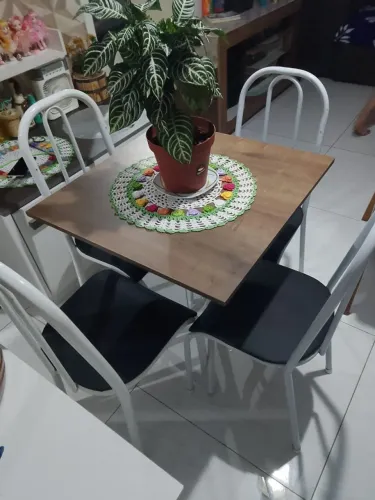 A venda uma linda? mesa  de jantar 4 cadeiras semi nova