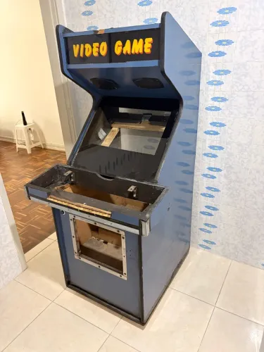Gabinete de fliperama antigo com vidro