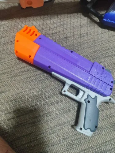 Pistola de água para brincar no verão!