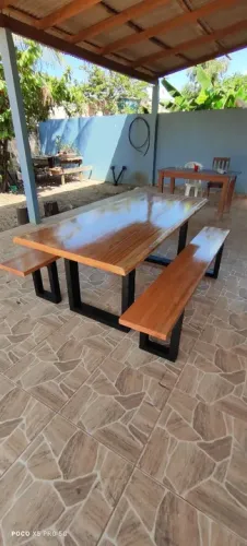 Mesa de madeira com bancos para área externa