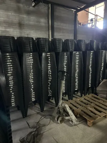 Cadeiras de plástico suporta até 250 kilos preta modelo 1 poltrona. modelos 2 paris.