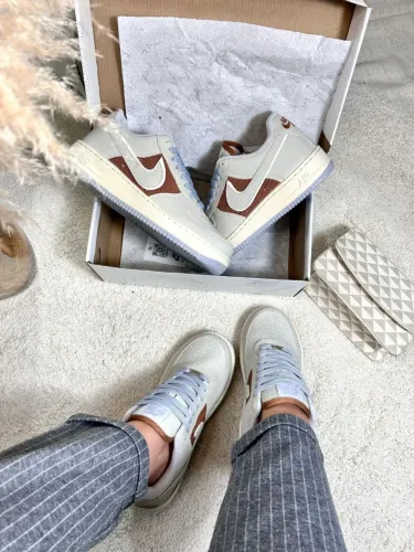 Nike Air Force 1 Bege com Detalhes em Marrom
