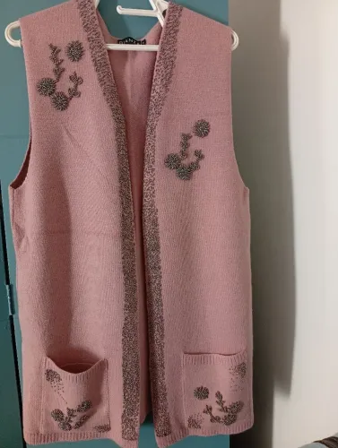Colete feminino rosa com bordados marca Bianza