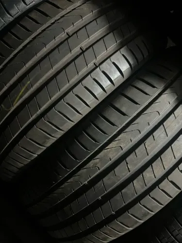 Pneu Pirelli 235/45/19  85 % Vida util.