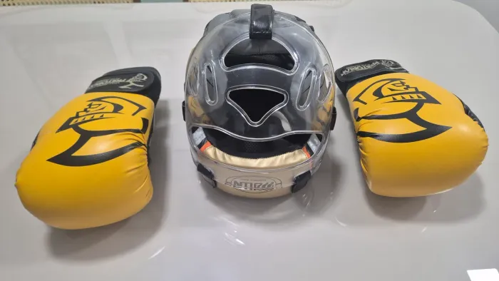 Kit Capacete e Luvas de Boxe