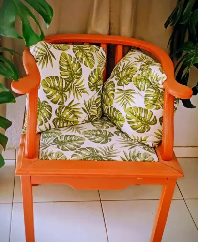 Cadeira de decoração madeira maciça acompanha 2 almofada para decoração..