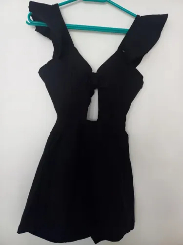 Macaquinho em stress preto com decote em V e detalhe de babado nas alças 