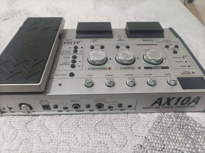 Pedaleira de efeitos AX10A Korg