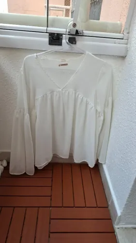 Blusa Branca Decote V - Manga Flare Longa e Caimento Fluido (Quintess)
