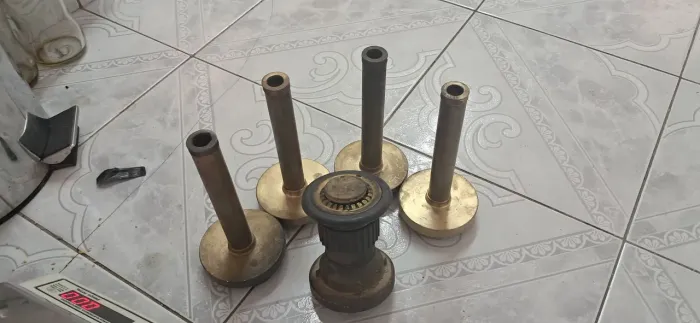 Esguicho e bicos para hidratante.