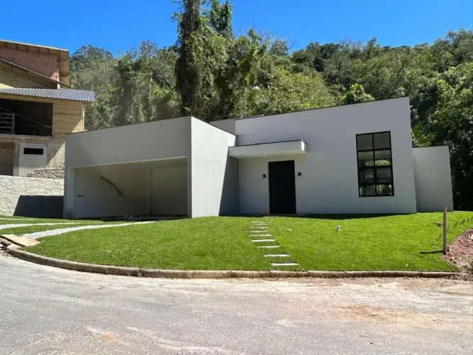 Casa com duas suítes no condomínio Santa Bárbara em Antônio Carlos-SC
