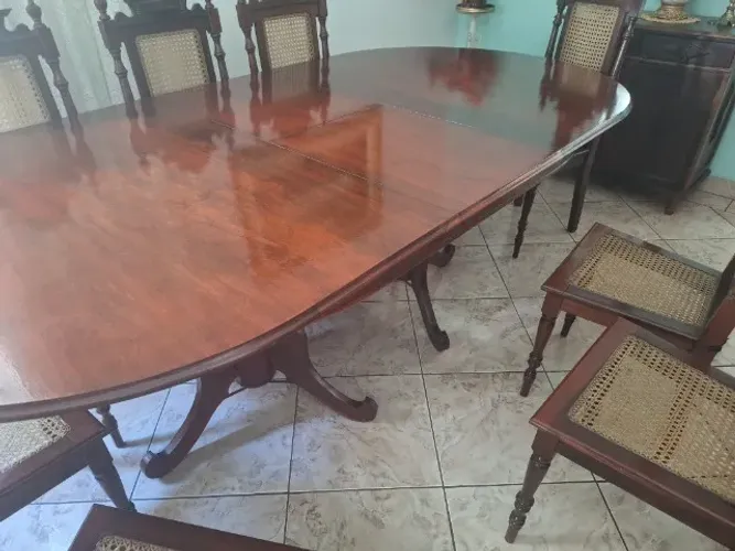 Mesa de jantar de madeira Maciça com 8 cadeiras