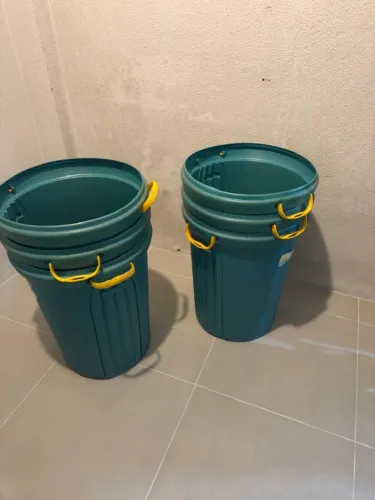 Lixeira ENORME com alça para transporte e tampa - 103 litros