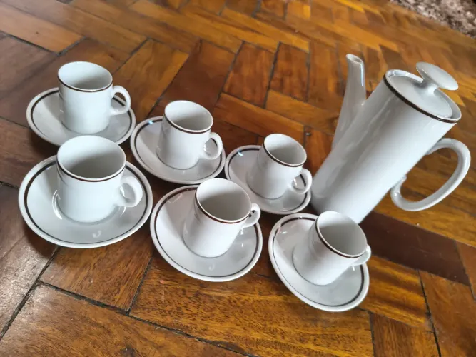 Jogo de 6 xícaras com bule para cafezinho 