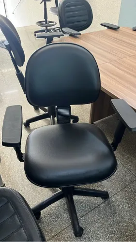 Cadeira executiva baixa com braço T regulável 