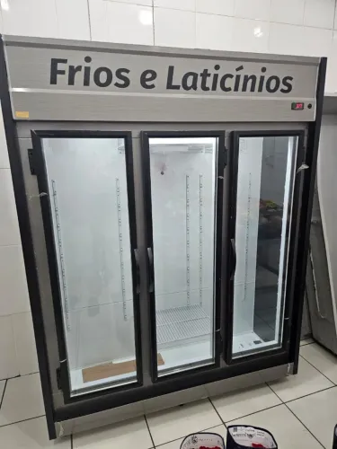 Balcão expositor auto serviço 3 portas frios e laticínios Chimafrio - Marcos