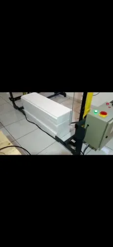 Máquina cnc router corte fio quente de isopor  e computador com os programas 