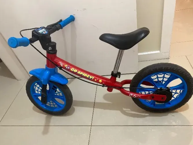 Bicicleta de equilíbrio infantil.