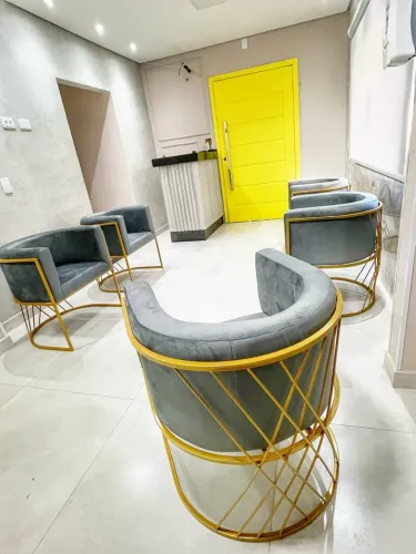 Pague na entrega!Poltronas Betina base egípcia Moderna no dourado  - Conforto e Estilo