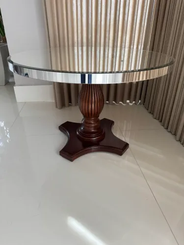 Elegante mesa lateral pé em madeira e detalhes em espelho.