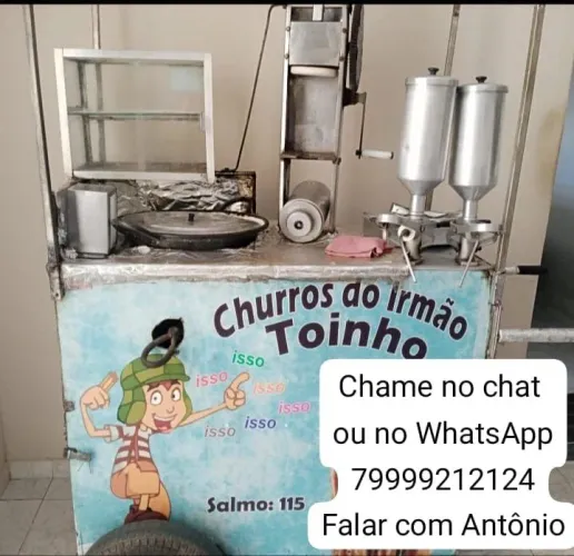Carrinho de churros completo com dois bancos e uma mesa