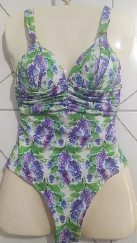 Maiô floral roxo e verde