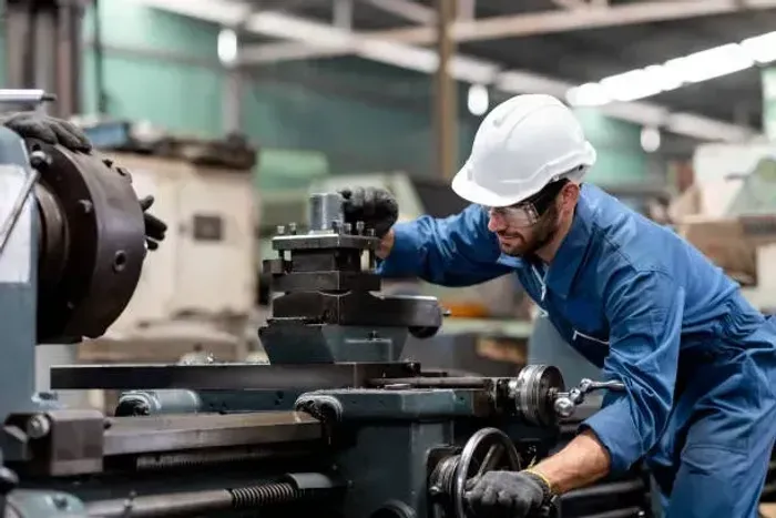Vaga para torneiro mecânico com experiência.