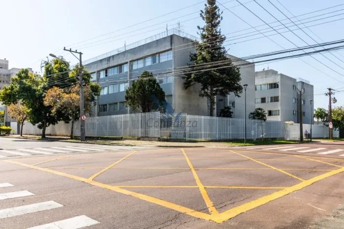 Apartamento com dois quartos e vaga de garagem no bairro Rebouças - Curitiba/PR