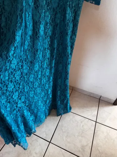 Lindo vestido de renda azul turquesa TAM 50