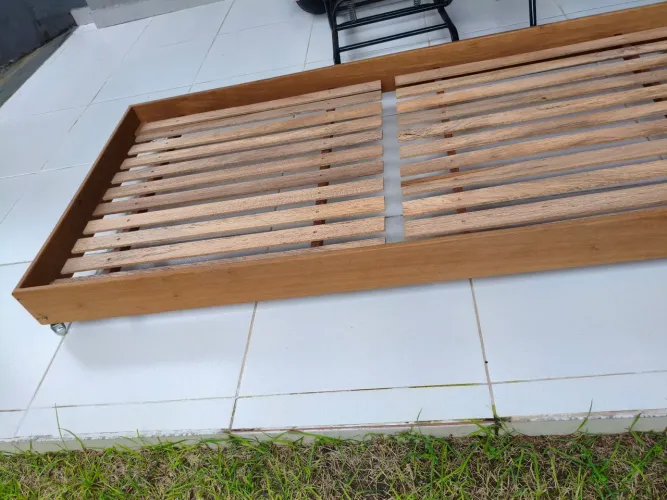 Cama solteiro auxiliar com rodinhas