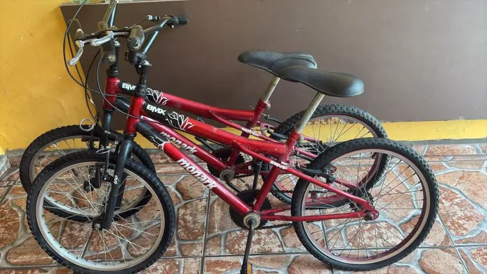 VENDO DUAS BICICLETAS 400 AS DUAS