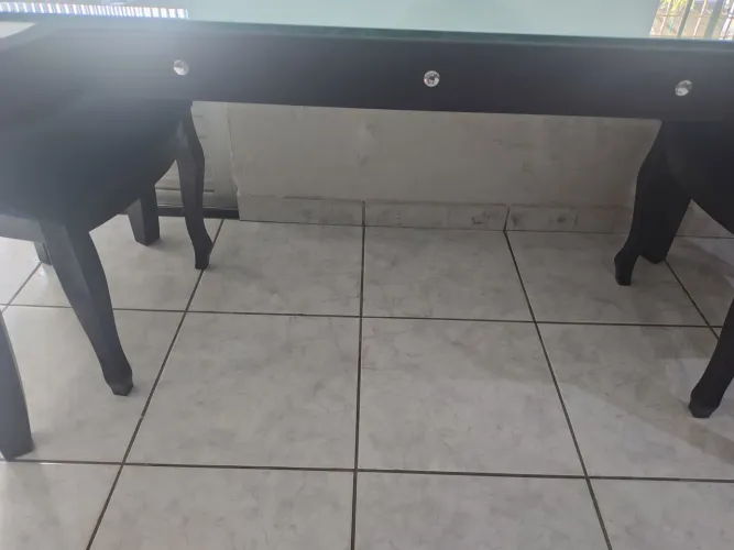 Mesa com tampo de vidro e pés de madeira com 06 cadeiras 06 lugares