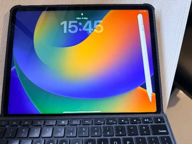 Apple iPad Pro 12.9 M2 com capa com teclado mais caneta.