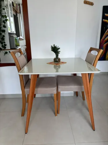 OPORTUNIDADE! PAR DE CADEIRAS LÍVIA CREME - ELEGÂNCIA E CONFORTO PARA SUA CASA