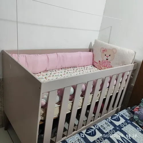 Berço bege com kit berço completo 