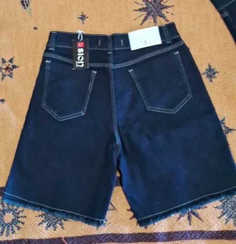 Bermuda NOVA COM ETIQUETA, marca SION, tam 46 com elastano linda