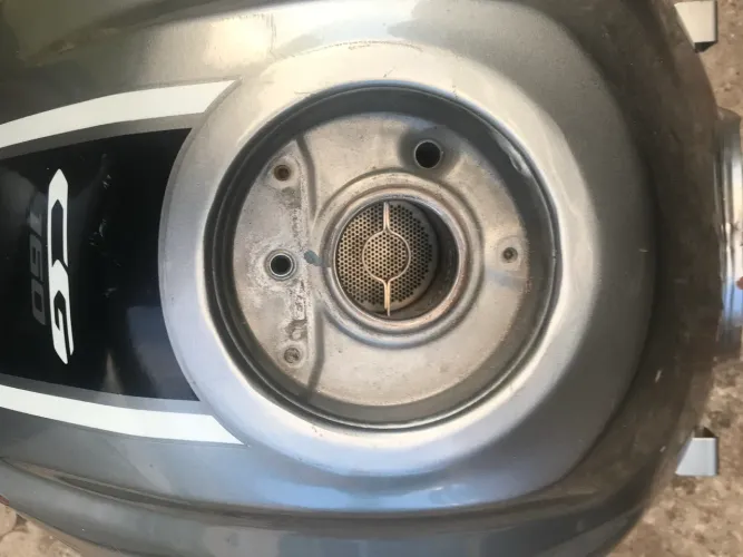 Tanque de Honda Titan 160 amassado