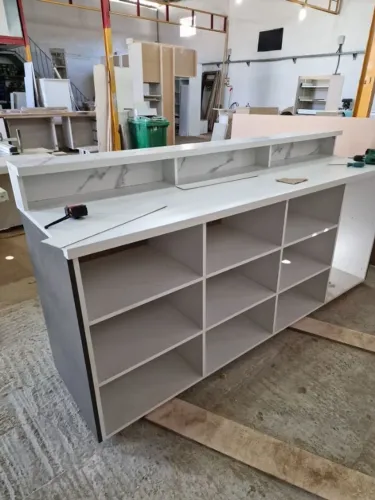 Balcão para Atendimento 1.80m com Nichos em MDF Reforçado | Branco, Preto e Amadeirado