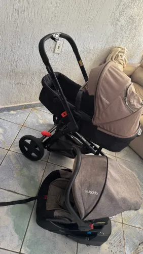 Carrinho com bebê conforto Kiddo