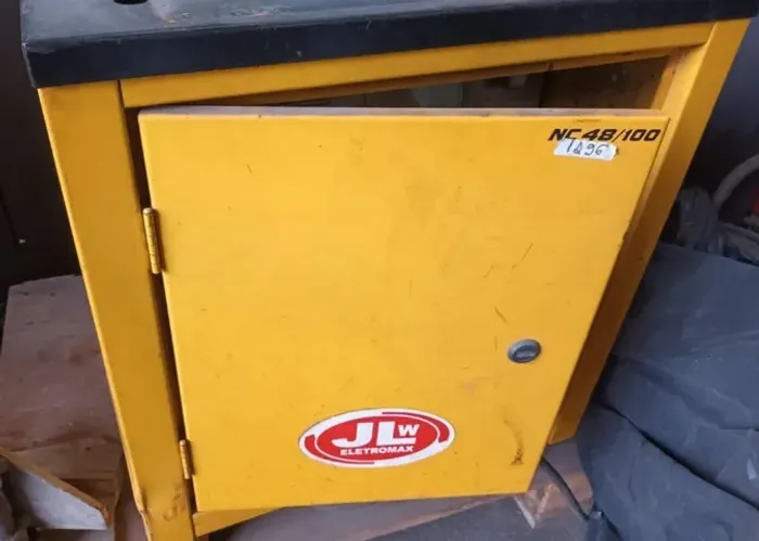 Carregador de Bateria Tracionaria Trifasica 48V / 100A - JLW Eletromax - Mod. NC 48/100