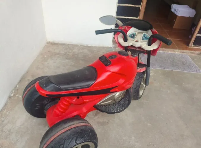 Moto Elétrica Infantil excelente estado. Chama no ZAP *