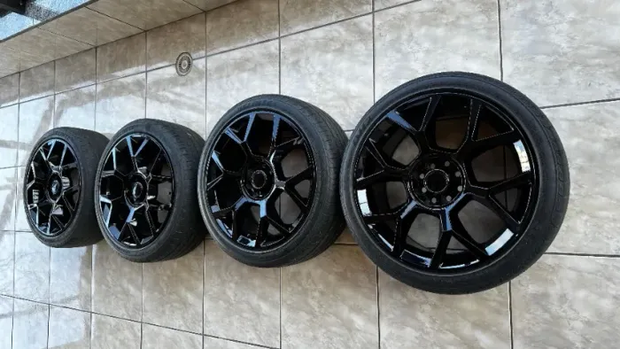 Conjunto de Rodas Esportivas e Pneus Delinte DH2 205/45 Z R17