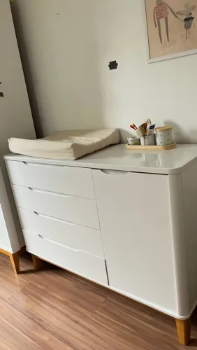 cômoda boom classic branco fosco com pés em madeira, com cantos arredondados