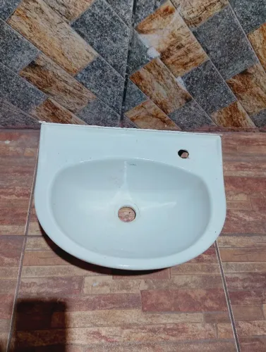 Troco esses itens por uma cuba de sobrepor para banheiro 40x40 preta. ZAP *