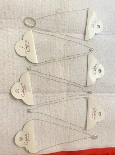 Vende-se 6 Correntistas com pingentes variados foliados de Prata.