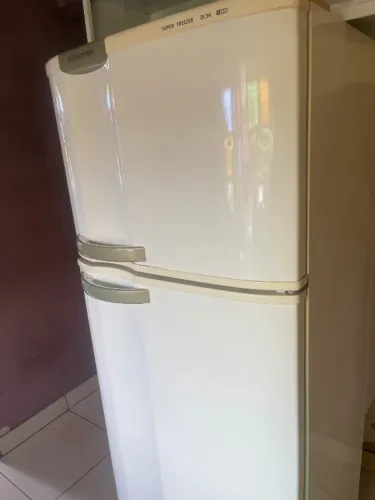 VENDE-SE GELADEIRA ELECTROLUX USADA