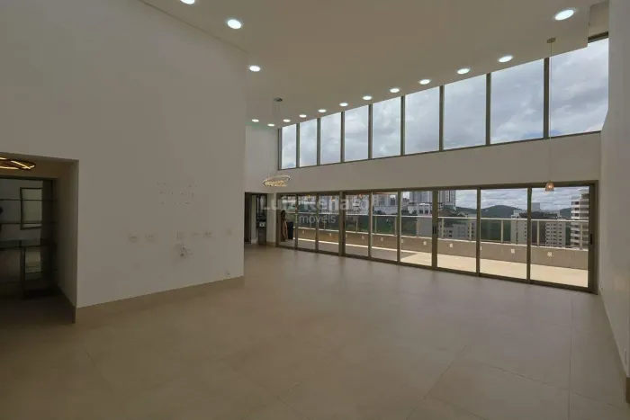 Cobertura linear para aluguel, 4 suítes, 342m² de área no Vale do Sereno