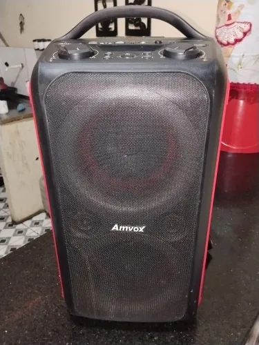 Vendo uma caixa amvox semi nova poucas marcas de uso obs. Não faço entrega