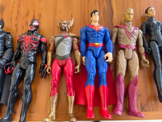 Bonecos colecionáveis marvel e Dc