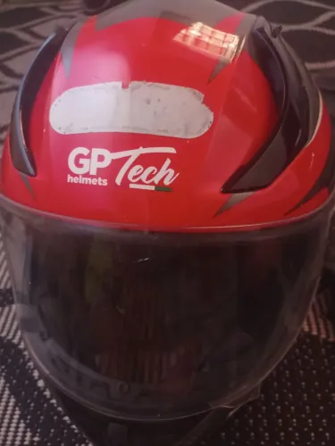 Capacete,bota,e capa de chuva 